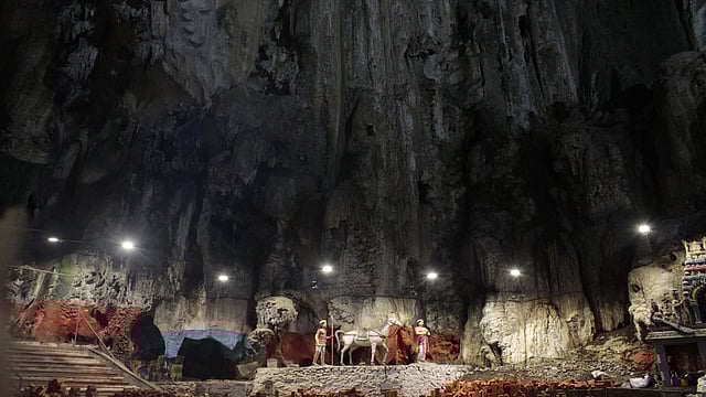 বাতু গুহার ভেতরের চিত্র। বিভিন্ন হিন্দু দেবতার প্রতিমা রাখা আছে।