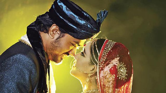 সম্পর্ক টেকাতে পরস্পরের প্রতি ভালোবাসা থাকা জরুরি। প্রতীকী ছবি।