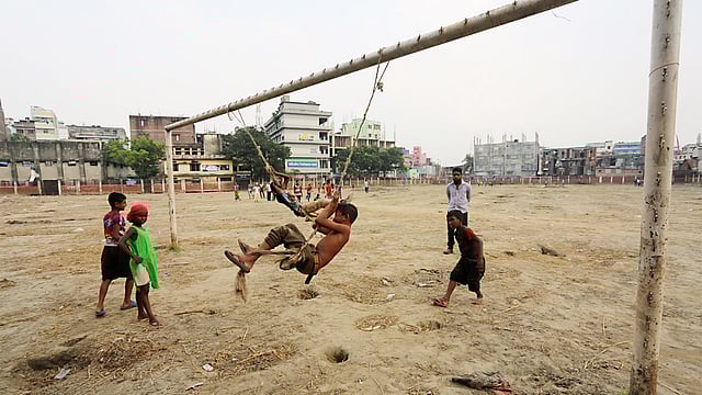 বড় একটা মাঠই আছে রহমতগঞ্জের l প্রথম আলো
