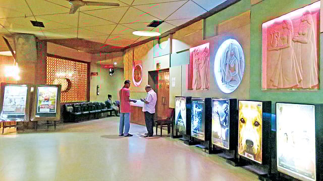 মধুমিতা সিনেমা হলের ভেতরের দৃশ্য। ৫০ বছরে পড়েছে প্রতিষ্ঠানটি। বছরজুড়ে চলছে সুবর্ণজয়ন্তী উদ্যাপন