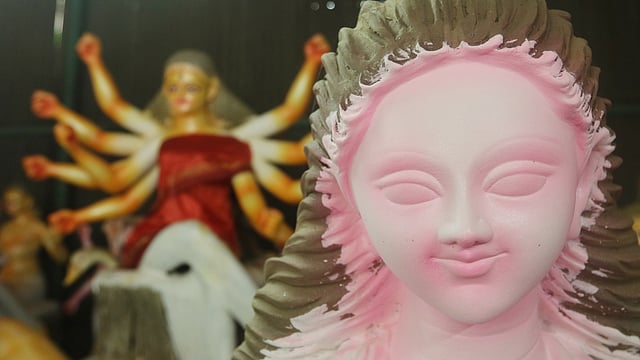 রঙের আঁচড়ে সাজানো জন্য প্রস্তুত লক্ষ্মীর প্রতিমা।