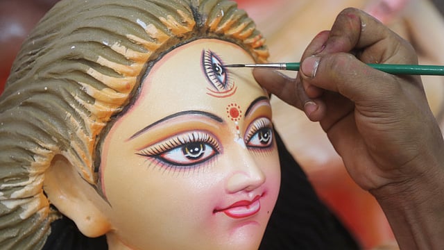 দুর্গার ত্রিনয়নে শিল্পী তুলির শেষ আঁচড়।