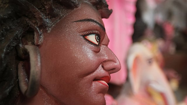 রং করা শেষে মহিষাসুর।