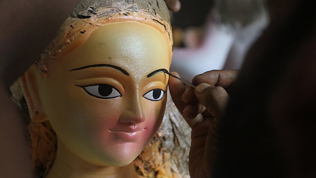 রং দিয়ে চোখ-মুখ এঁকে সুন্দর করে তোলা হচ্ছে সরস্বতীকে।