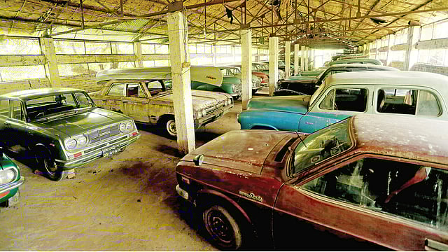 মাহমুদুল ফারুকের সংগ্রহে আছে নানারকম পুরোনো গাড়ি। ছবি: ছুটির দিনে