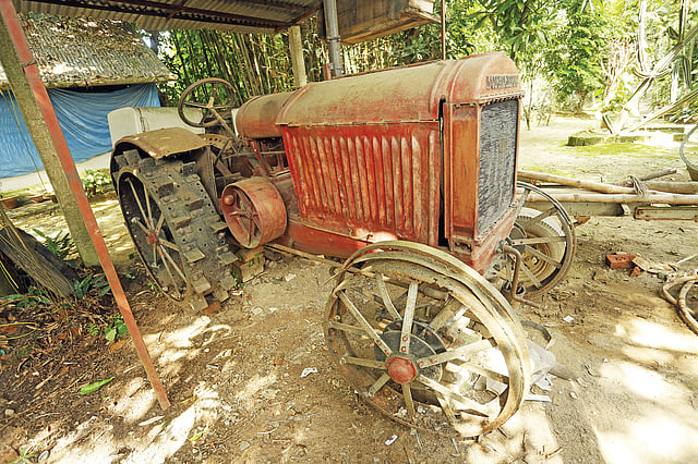 কুষ্টিয়ার একজন জমিদারপুত্র এই ট্রাক্টরটি এনেছিলেন যুক্তরাষ্ট্র থেকে