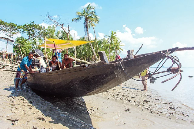 ভাটার টান পড়েছে, এবার নদীতে নৌকা ভাসানোর পালা