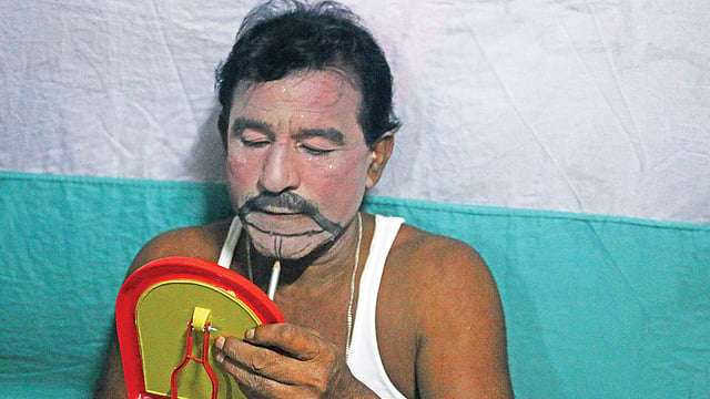 শিল্পীরা নিজের সাজ নিজেই সাজেন