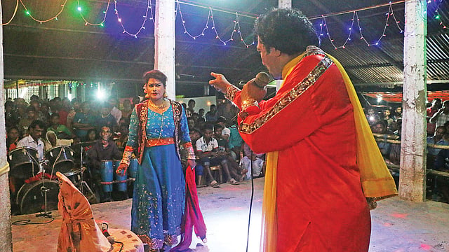 মঞ্চে চলছে যাত্রা পালা ‘লাইলী মজনু’