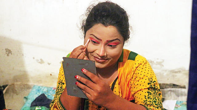 শিল্পীরা নিজের সাজ নিজেই সাজেন