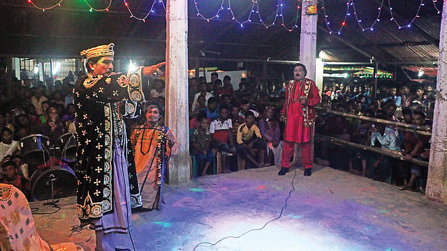 মঞ্চে চলছে যাত্রা পালা ‘লাইলী মজনু’