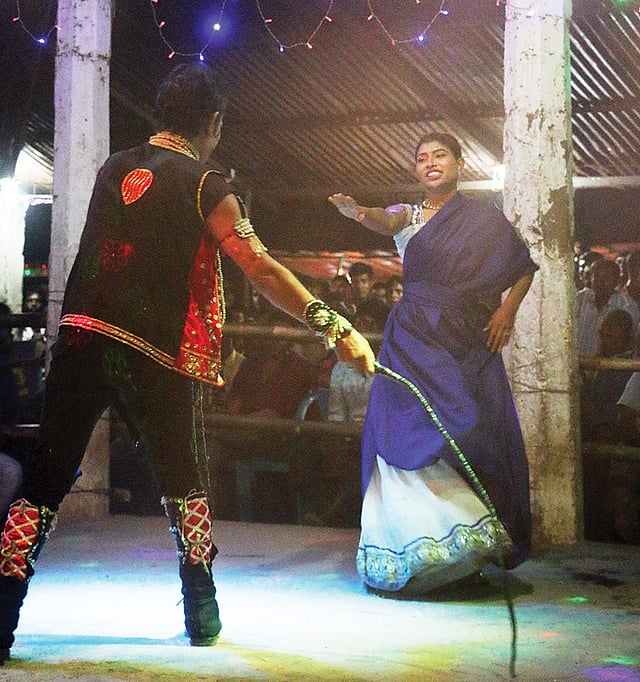 মঞ্চে চলছে যাত্রা পালা ‘লাইলী মজনু’