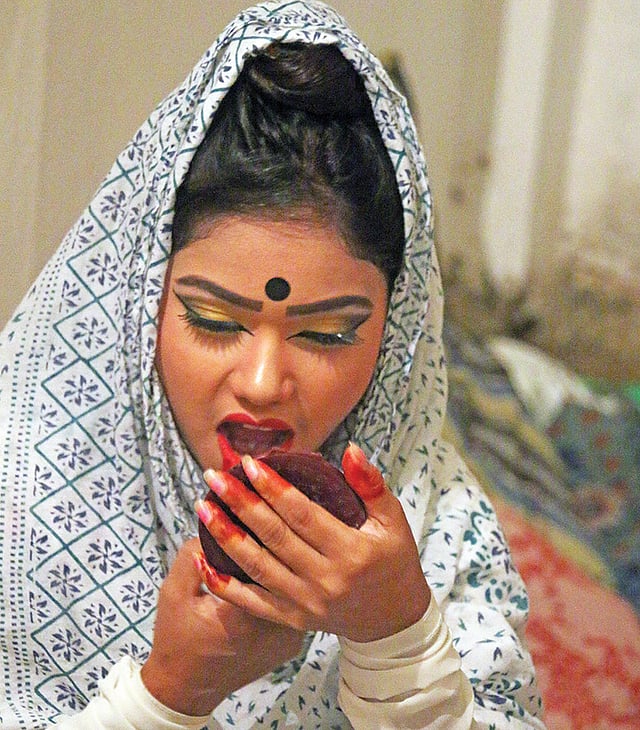 শিল্পীরা নিজের সাজ নিজেই সাজেন