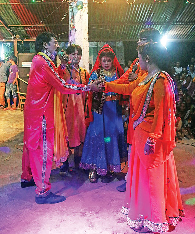 মঞ্চে চলছে যাত্রা পালা ‘লাইলী মজনু’