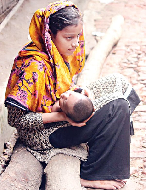 মায়ের কোলে নিশ্চিতে সন্তান, কিন্তু মায়ের মনে ভয়