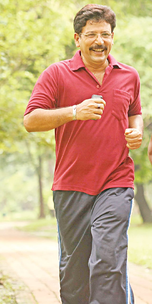 ছবিটি প্রতীকী। নির্দিষ্ট বয়সের পর আলঝেইমারস হতে পারে। মডেল: তপন। ছবি: অধুনা