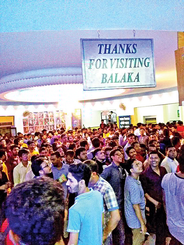 বলাকা সিনেমা হলে গত মঙ্গলবার সন্ধ্যায় ঢাকা অ্যাটাক দেখতে আসা দর্শকের ভিড়