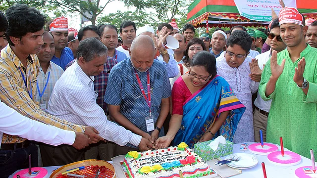 নানা আয়োজনের মধ্য দিয়ে রংপুরে বেগম রোকেয়া বিশ্ববিদ্যালয়ের দশম প্রতিষ্ঠাবার্ষিকী পালন করা হচ্ছে। প্রতিষ্ঠাবার্ষিকী উপলক্ষে কেক কাটা হয়। ১২ অক্টোবর, বেগম রোকেয়া বিশ্ববিদ্যালয়, রংপুর। ছবি: মঈনুল ইসলাম