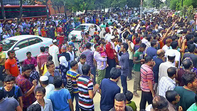 ডিম কিনতে ছিল উপচে পড়া ভিড়। ছবি: সাবিনা ইয়াসমিন