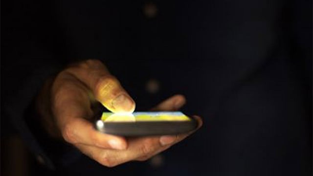 স্মার্টফোনের আলোর কারণে অনিদ্রাসহ নানান রোগের ঝুঁকি বাড়ছে। ছবি: রয়টার্স