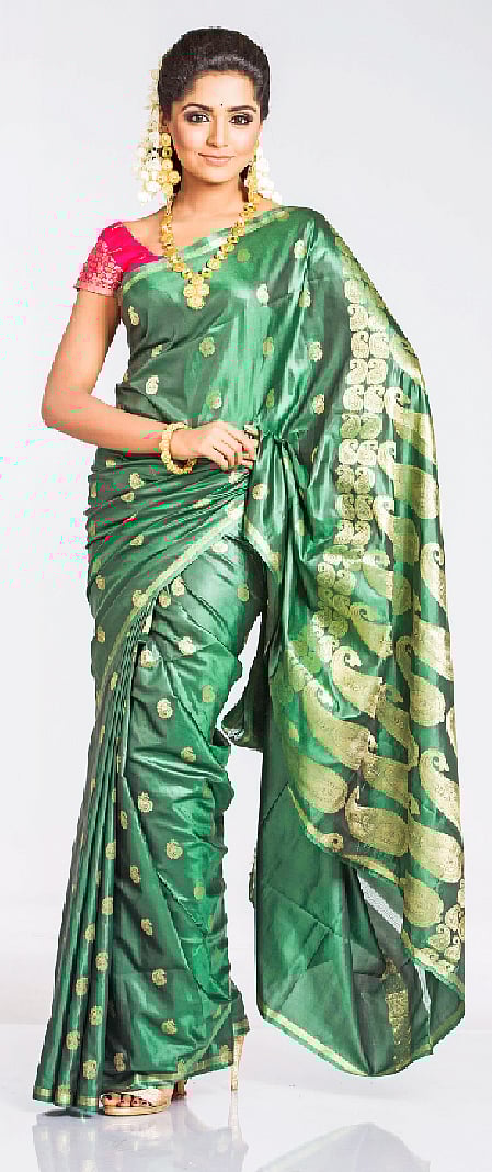 ঘরোয়া পরিবেশে হালকা গয়না বেছে নিন