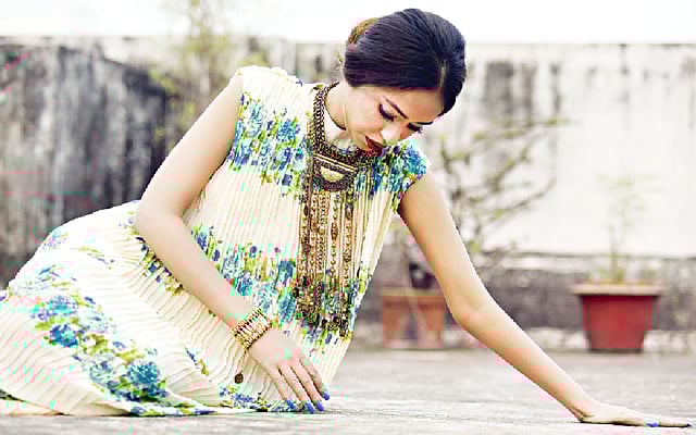 সংরক্ষণের ওপর নির্ভর করবে গয়নার ভালো-মন্দ। মডেল: সামিন, ছবি: নকশা