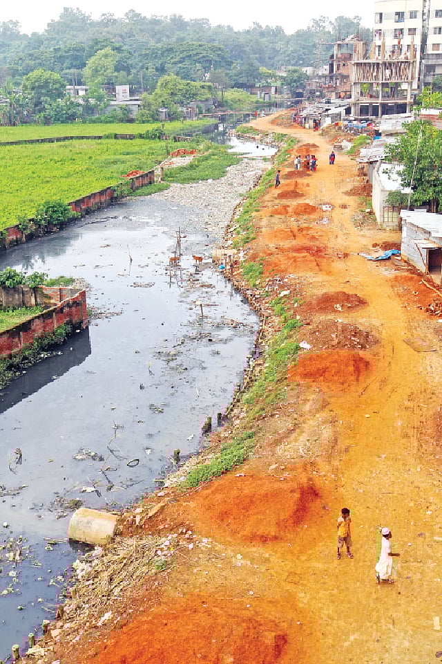 রূপনগর খাল খালটির বড় একটি অংশ ভরাট করে বানানো হয়েছে রাস্তা
