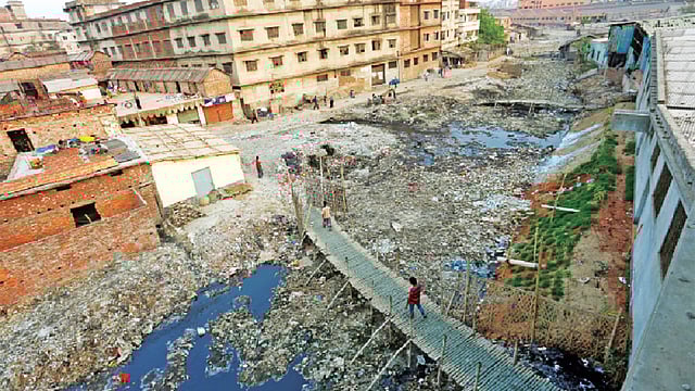 হাজারীবাগ খাল দুই পাড়ের বসতবাড়ির আবর্জনা ও পয়োবর্জ্য এসে মিশছে খালের পানিতে। এতে বাধাগ্রস্ত হচ্ছে পানির স্বাভাবিক প্রবাহ