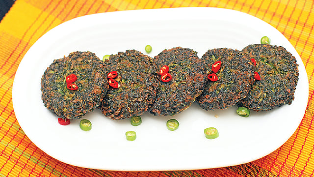 মুলার শাকে চিংড়ির পাকোড়া। ছবি: খালেদ সরকার