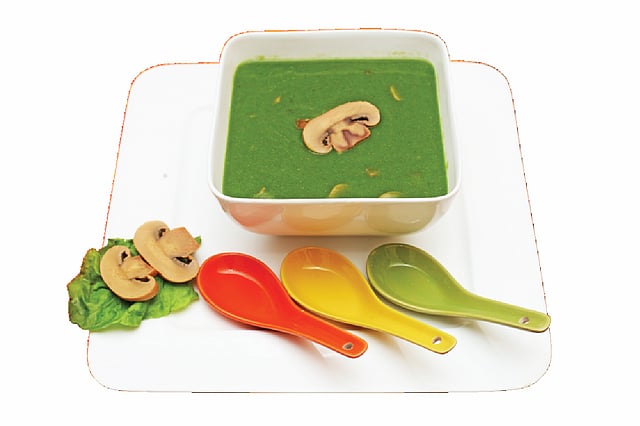 পালং-মাশরুমের স্যুপ। ছবি: খালেদ সরকার