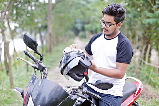 মোটরবাইক চালানোর সময় হেলমেট পরতে হবেই। সেই হেলমেট পরিষ্কার রাখা জরুরি। মডেল: আলভী, ছবি: নকশা