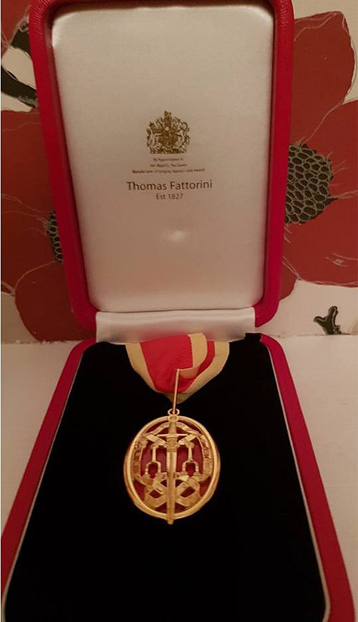 আখলাকুর রহমান চৌধুরীকে যুক্তরাজ্যের রানির দেওয়া নাইটহুড উপাধির পদক।