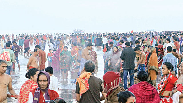 পর্যটন কেন্দ্র কুয়াকাটায় রাসপূজা উপলক্ষে পুণ্যস্নানে হিন্দুধর্মের পুণ্যার্থীদের ঢল। ছবিটি গতকাল সকালে তোলা l প্রথম আলো