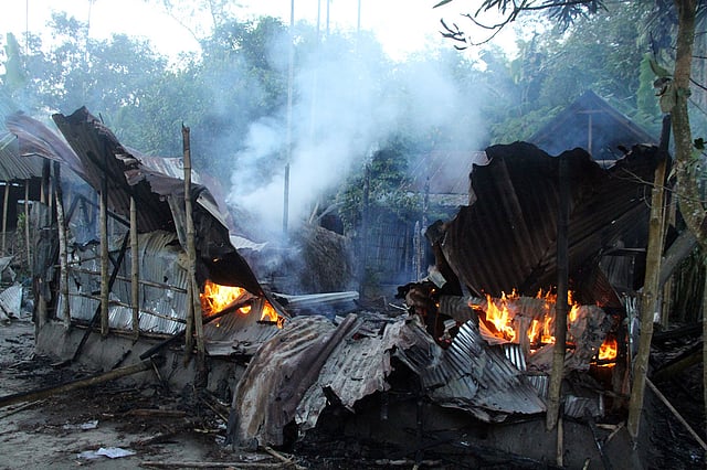 আগুনে জ্বলছে একটি বাড়ি। ১০ নভেম্বর, হরকলি ঠাকুরপাড়া, রংপুর। ছবি: মঈনুল ইসলাম