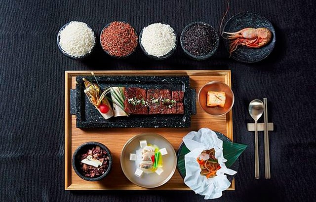 ডোনাল্ড ট্রাম্পকে এভাবেই খাবার পরিবেশন করা হয়। ছবি: এএফপি