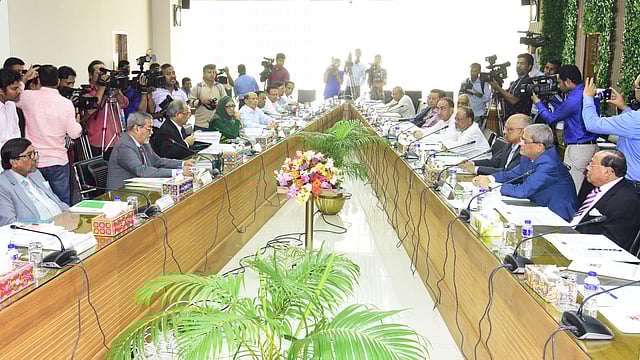 নির্বাচন কমিশনকেও দৃঢ়চিত্ত হতে হবে