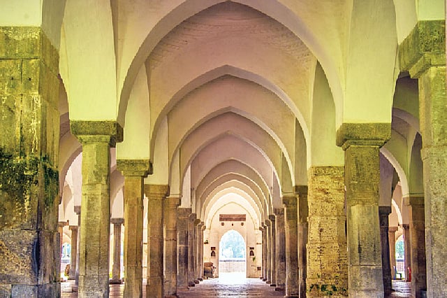 ষাটগম্বুজ মসজিদের ভেতরটা