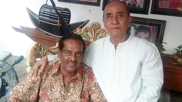 পরিচালক ছটকু আহমেদের সঙ্গে মনোয়ার হোসেন ডিপজল