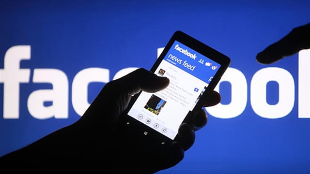 ফেসবুকের নেশা একবার কাউকে ধরলে আর ছাড়তে চায় না। ছবি: রয়টার্স