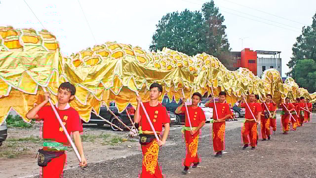 িতন হাউ উৎসবে ড্রাগন নাচের অংশ। ছবি: লেখক