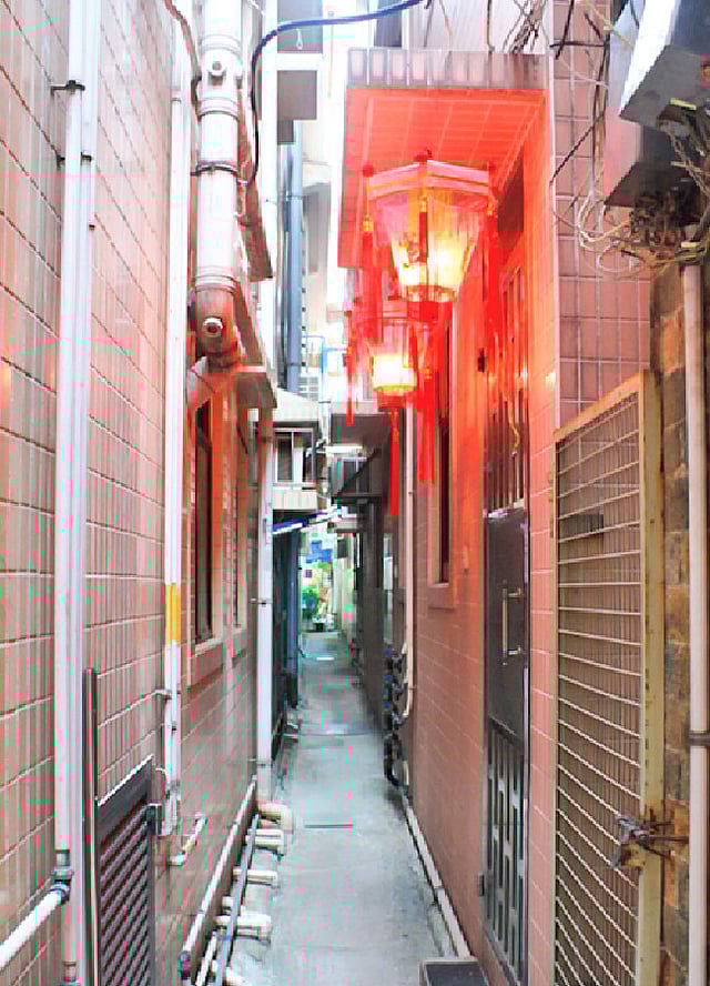 কাত হিং ওয়াইয়ের টাইলস বাঁধানো গলিপথ