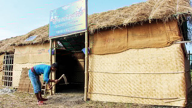 মসজিদের কাজ তখনো চলছিল