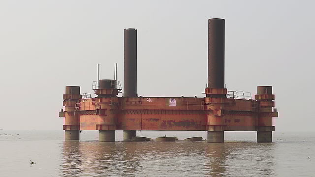 এভাবেই গড়ে উঠছে সেতুর মোটা মোটা পিলার। ছবি: হাসান রাজা