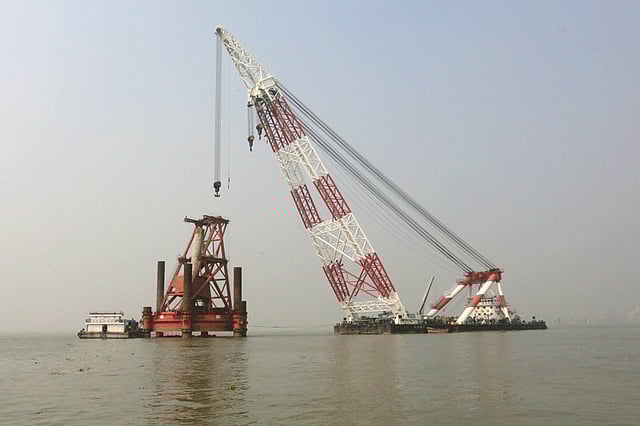 সেতু নির্মাণে চলছে ভারী ক্রেনের কাজ। ছবি: হাসান রাজা