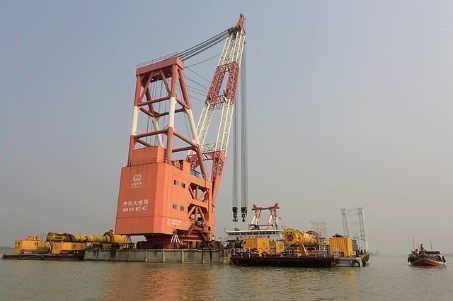 পদ্মাসেতুর ভারী সরঞ্জাম স্থানান্তরে ব্যবহার করা হচ্ছে এই ক্রেন। ছবি: হাসান রাজা