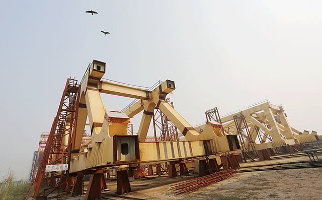 পদ্মাসেতুর ওপর বসানোর জন্য প্রস্তুত স্প্যান। ছবি: হাসান রাজা