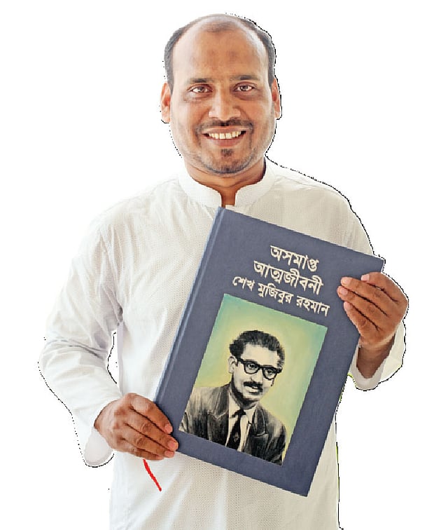 নিজের হাতে লেখা ও অাঁকা বঙ্গবন্ধুর অসমাপ্ত আত্মজীবনী বইসহ আনিসুর রহমান।ছবি: খালেদ সরকার