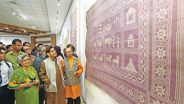 জাতীয় জাদুঘরের নলিনীকান্ত ভট্টশালী গ্যালারিতে শীতলপাটির বিশেষ প্রদর্শনীর উদ্বোধনীতে (বাঁ থেকে) কবি ও সাংসদ কাজী রোজী, সংস্কৃতিমন্ত্রী আসাদুজ্জামান নূর ও চিত্রশিল্পী হাশেম খান l প্রথম আলো
