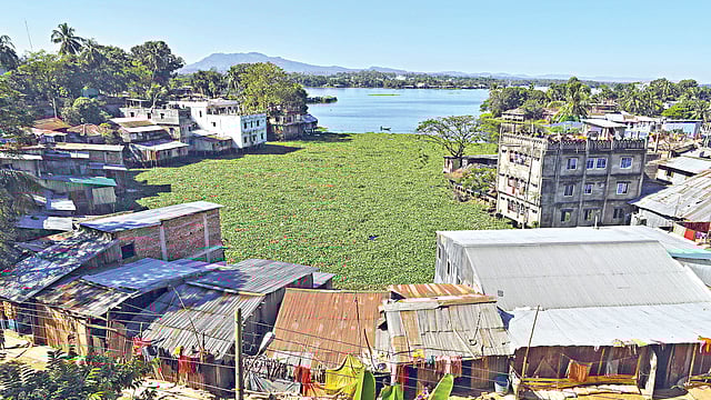 কাপ্তাই হ্রদ দখল করে গড়ে উঠেছে বসতঘর। এতে পরিবেশ দূষণের পাশাপাশি সৌন্দর্য নষ্ট হওয়ায় পর্যটকদের আকর্ষণ হারাচ্ছে হ্রদটি। গত রোববার দুপুরে রাঙামাটি শহরের রিজার্ভ বাজার এলাকায় l সৌরভ দাশ