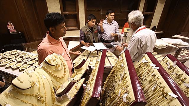আপন জুয়েলার্সের গুলশান শো রুমের স্বর্ণালংকার ৪ জুন সকালে জব্দ করে শুল্ক, গোয়েন্দা ও তদন্ত অধিদপ্তর। ফাইল ছবি: প্রথম আলো